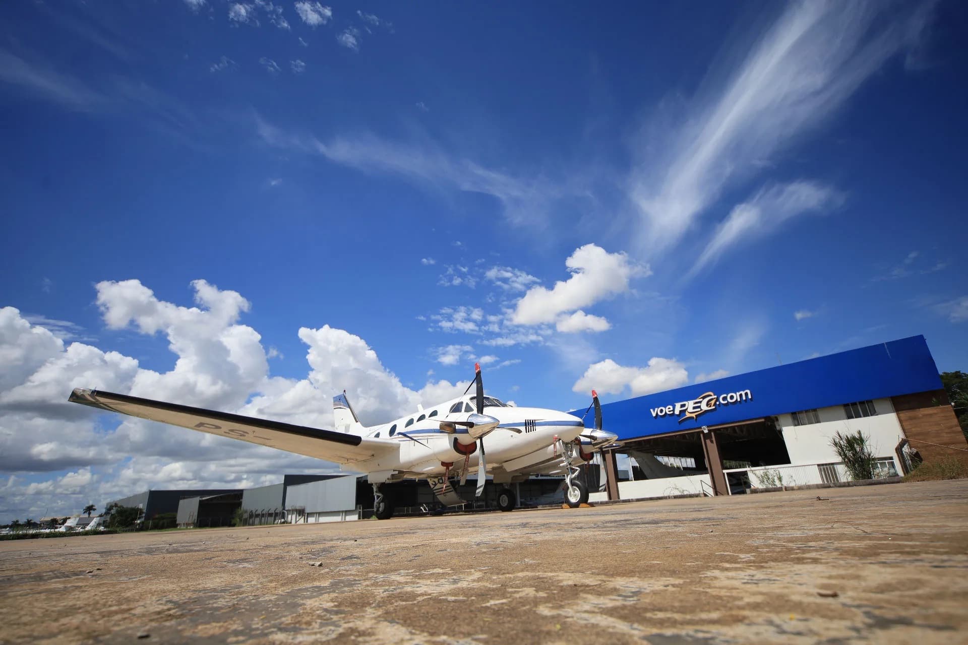 Beechcraft King Air estacionado em frente ao hangar da PEC Aviação, em foto publicada em voepec.com
